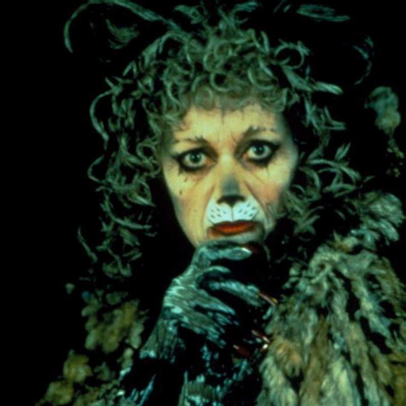 Who sang for Victoria in Cats?