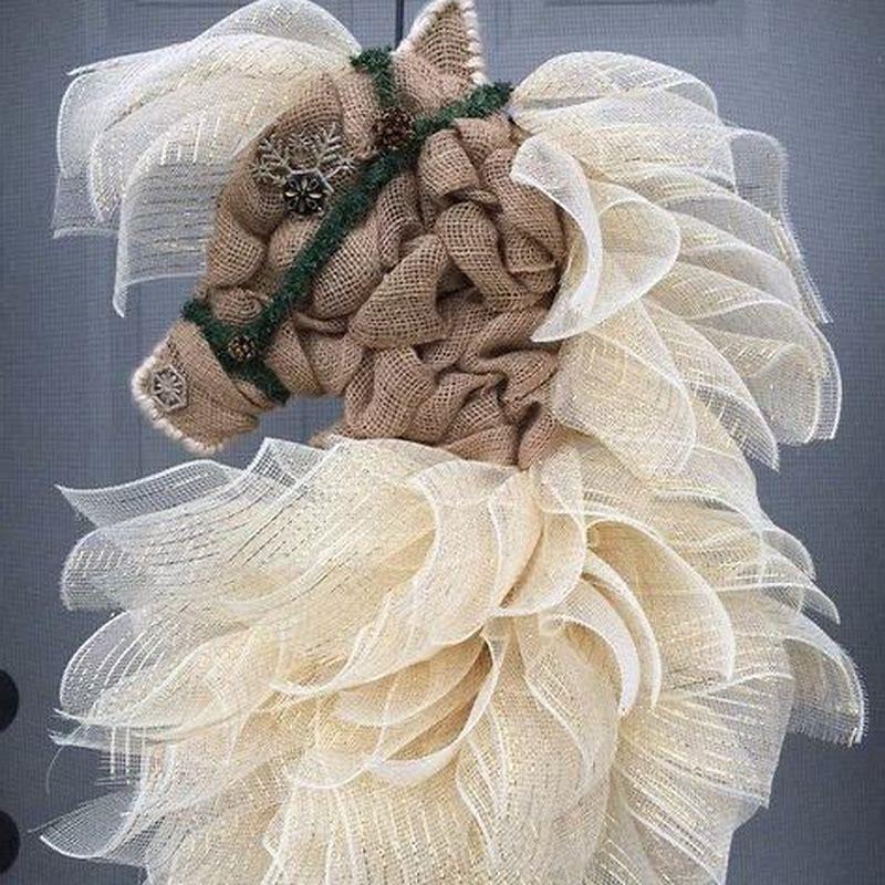 How do you make a deco mesh horse head wreath?