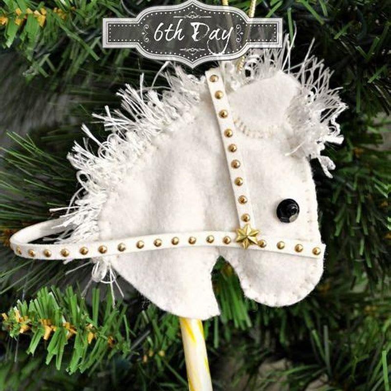 How do you make a horse head wreath out of a candy cane?