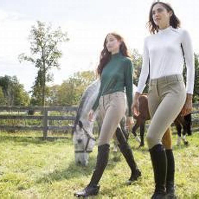 What do you wear to a casual horse race?